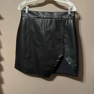 Women’s Vegan leather mini skirt Large NWT
